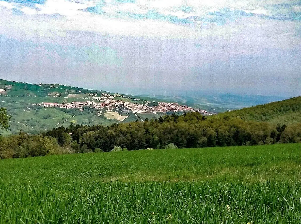 Il borgo di Castelluccio Valmaggiore adagiato sulla collina, tra i boschi dei Monti Dauni