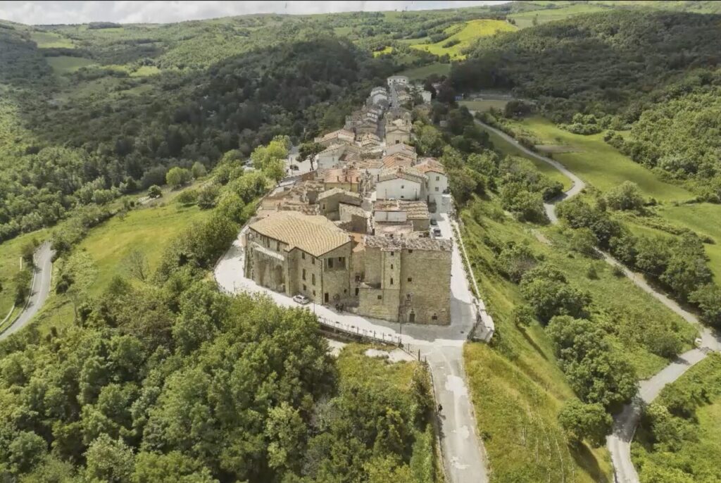 Veduta aerea del borgo di Celle di San Vito tra i boschi dei Monti Dauni