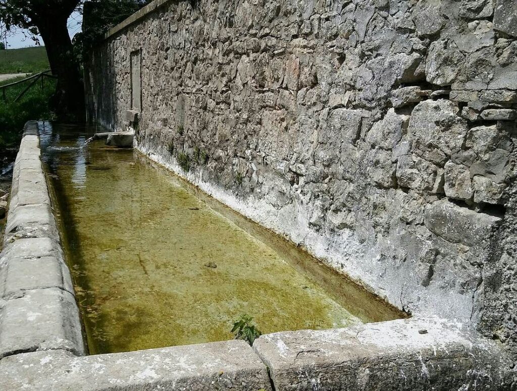 La fontana di San Vito a Faeto lungo la Via Francigena