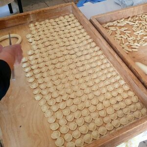 Orecchiette fatte a mano su una spianatoia di legno
