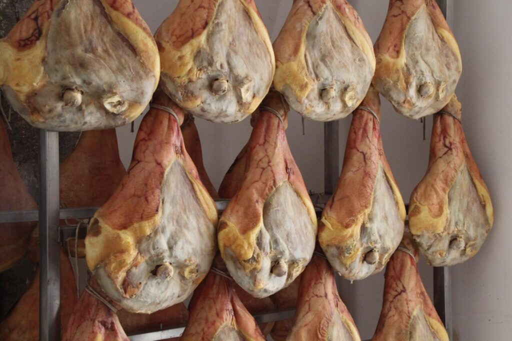Prosciutti appesi in stagionatura
