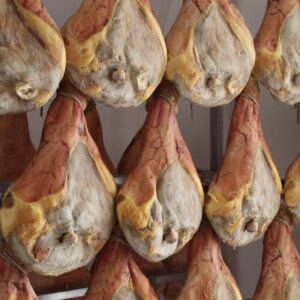 Prosciutti appesi in stagionatura